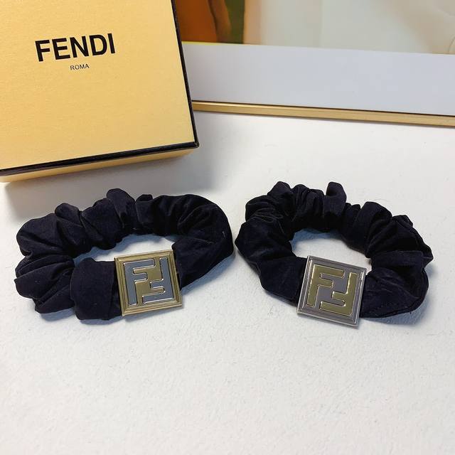 Celine necklace has always been a benchmark in the world of simple fashion. The