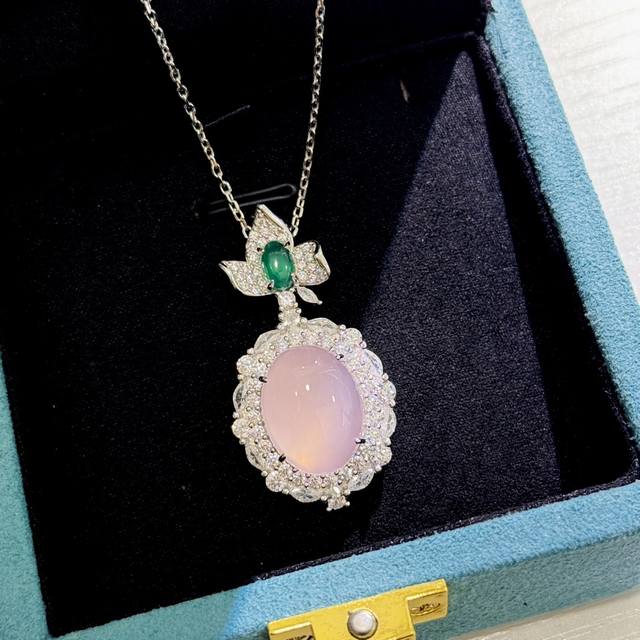 A1053 The big brand Graff flagship store has launched a new flower necklace with