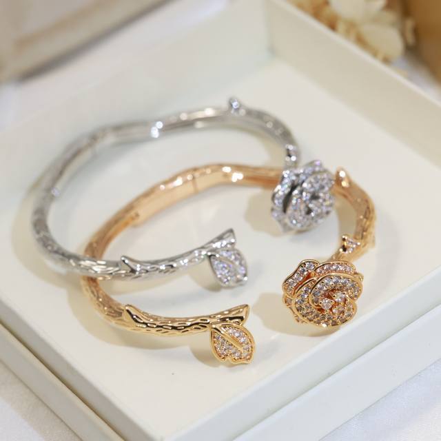 Our pig nose full diamond bracelet is made by the only one that truly purchases