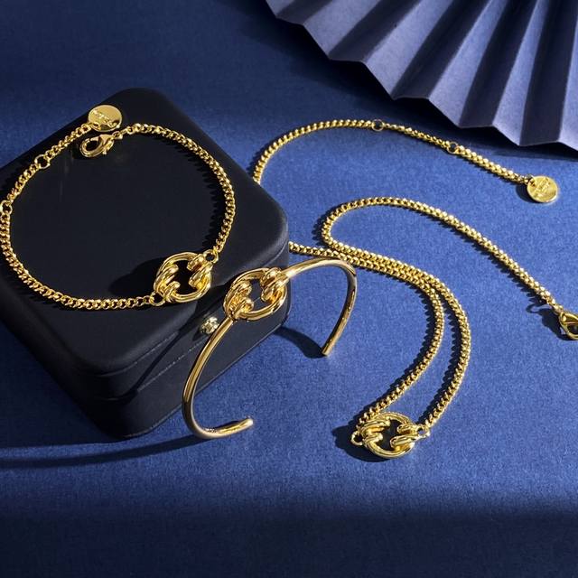 V gold plated with gold, red, white, natural peacock green, Bulgari high-grade m
