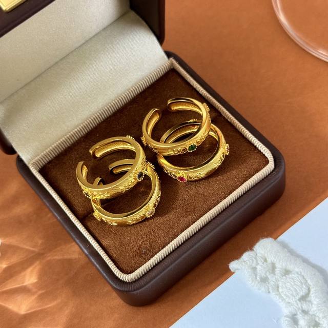 Bottega Venenta's new Bv earrings have a unique design and personality, subverti