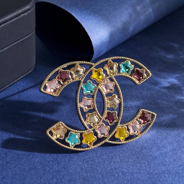Dior necklace is exquisite and elegant. The gold-finished metal chain is decorat