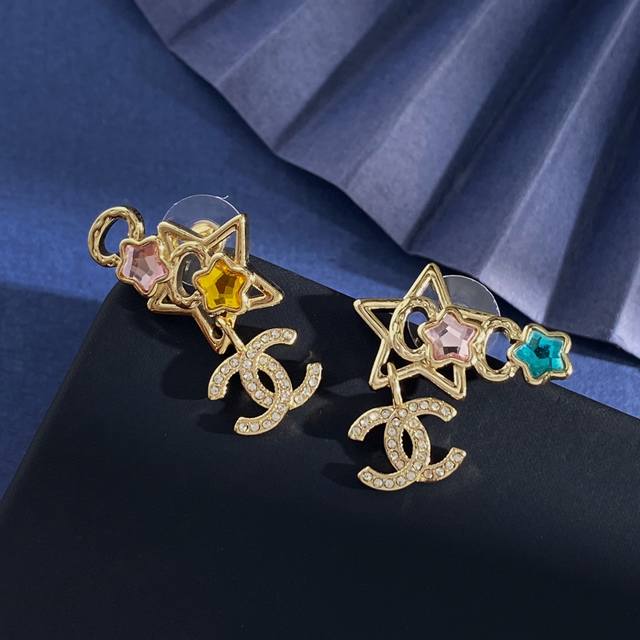 Dior double-layer necklace is exquisite and elegant. The gold-finished metal cha