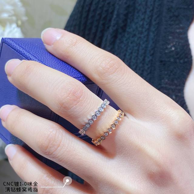 Xiaoxiang's new earrings pearls are made with great detail. This design is very