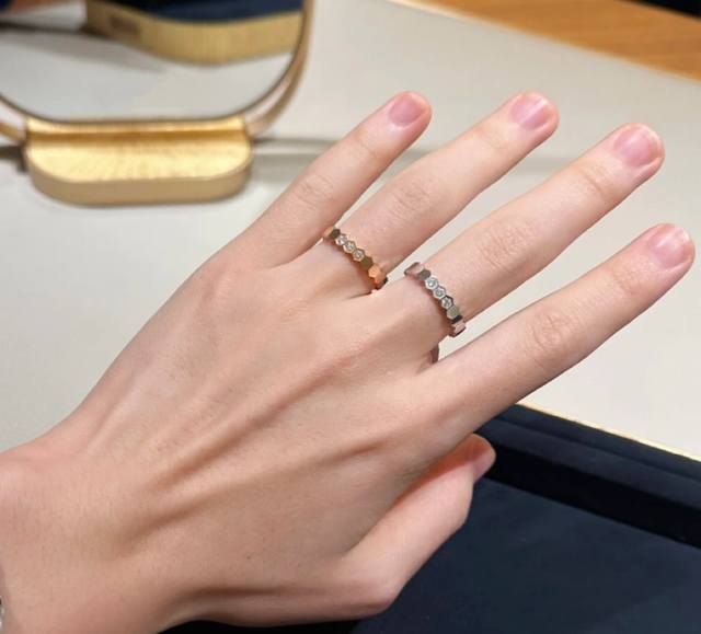 Chanel's new horse eye wheat ear bracelet is very finely crafted in every detail