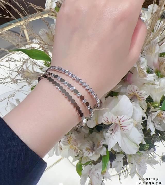 Bvlgari Bulgari full diamond single loop snake bracelet Full diamond snake brace