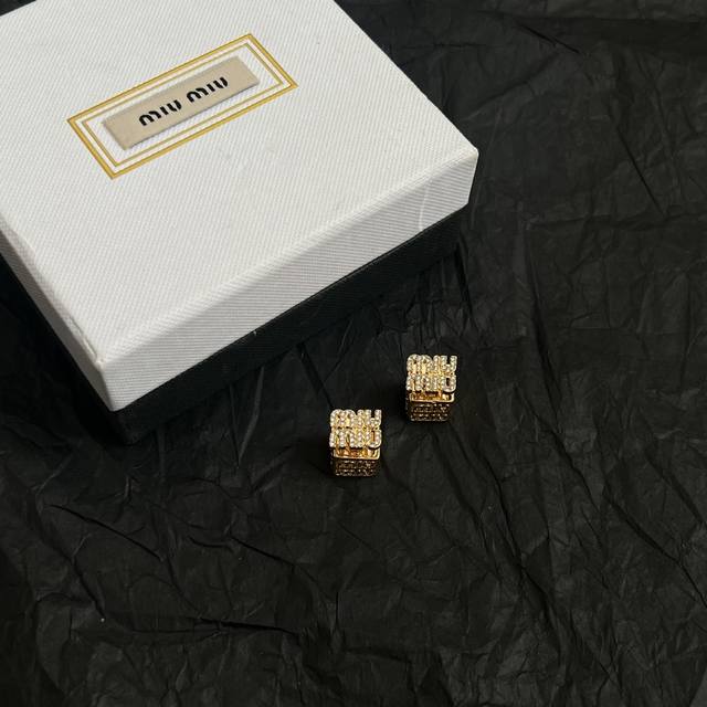 Buccellati Italian high-end jewelry brand retro palace style with diamond brushe