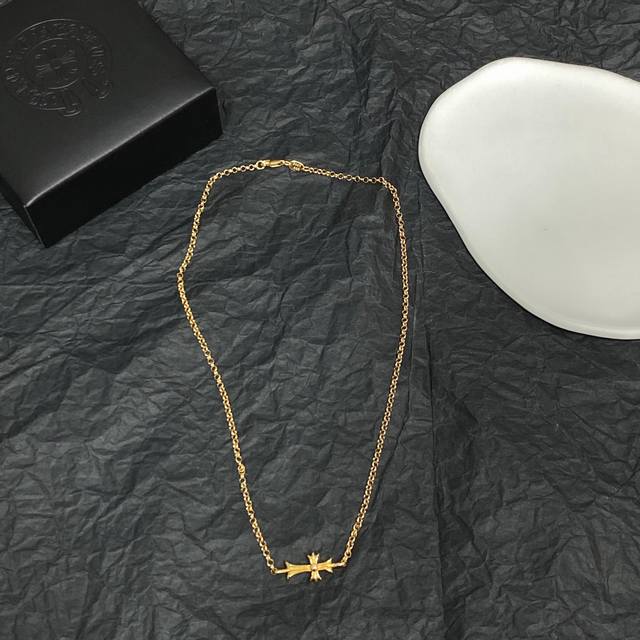 Celine bracelets have always been the benchmark of simple fashion. The bold desi