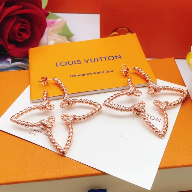 Bvlgari Divas'dream series hollow fan-shaped bracelet ~ spring opening design Ne