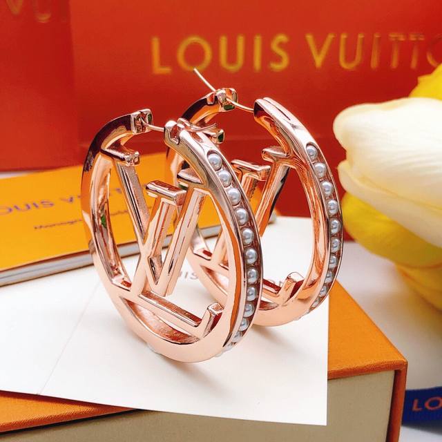 Cartier narrow smooth buckle Love bracelet classic reappearance, elegant and dur