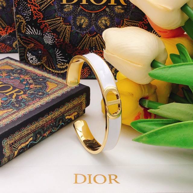 Today's new model code E3092 Dior earrings are hot-selling models. New arrival D