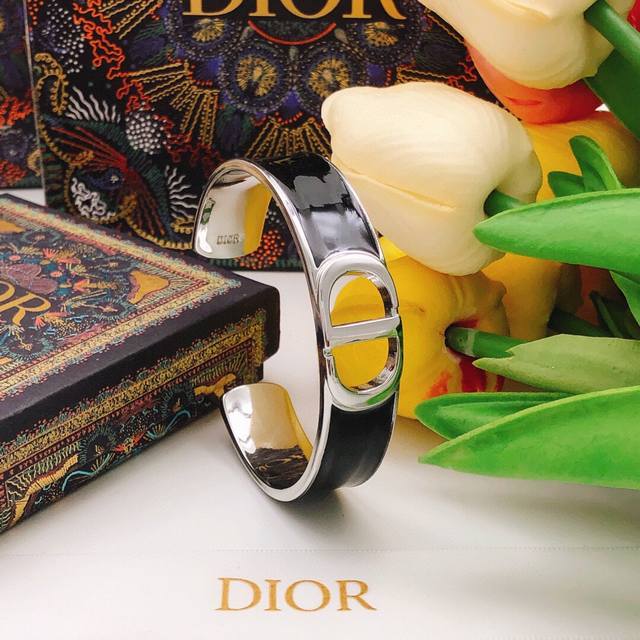 Today's new model code E3093 Dior earrings are hot-selling models. Dior gold hol