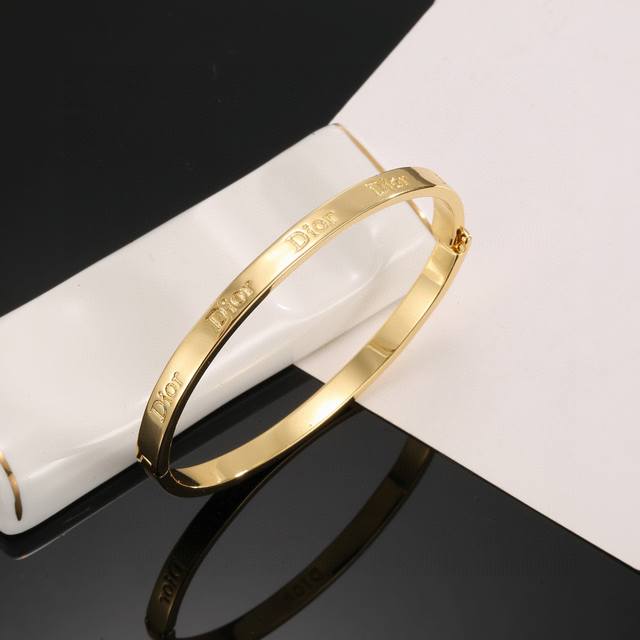 Code E2728 Chanel earrings are hot-selling and new. Chan 24 Mother-of-Pearl Hear