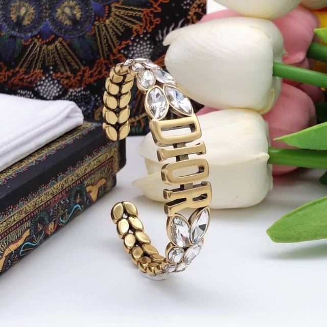 Chanel's latest 1New Arrival Chanel pearl letter earrings. Original logo printed