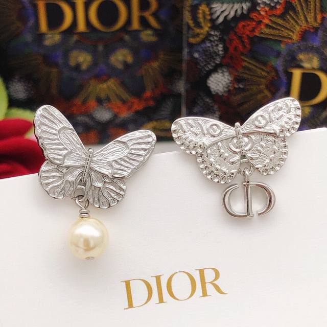 Chanel This design is very like Chanel's imported Swarovski square diamond lette