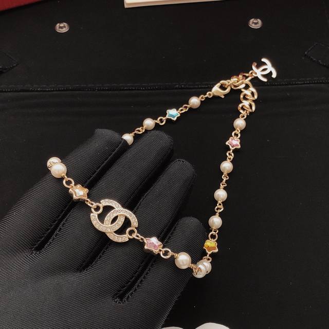 Small pearl tassel square diamond long earrings are a very classic series. The r