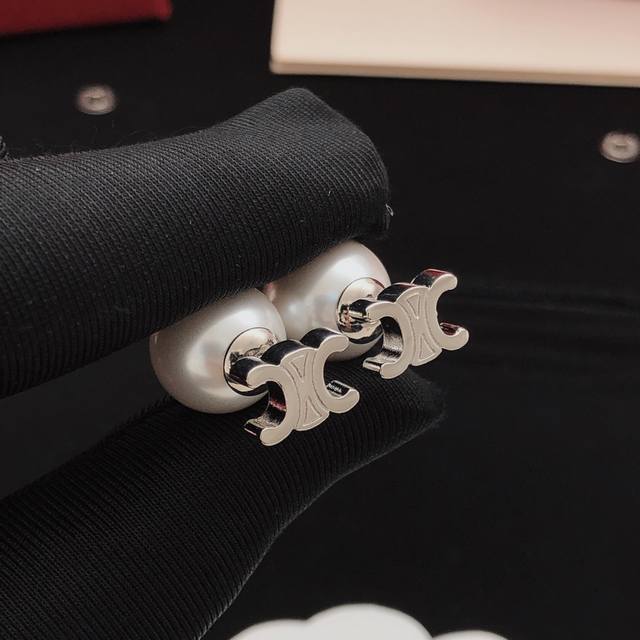 is selling like crazy. Chanel's official website is promoting the hot-selling Se
