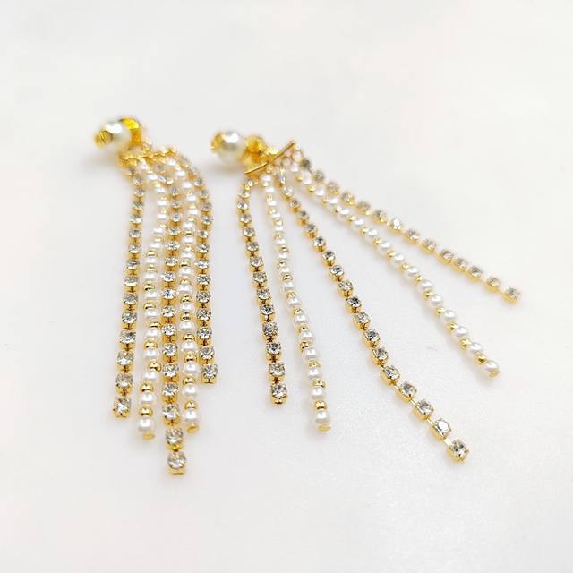 Code E2797 Chanel earrings are hot-selling and are available at the same time as