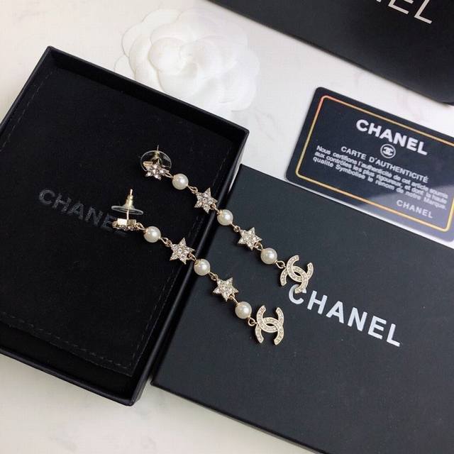 Chanel25C three-dimensional small round carved letter small gold bean earrings a
