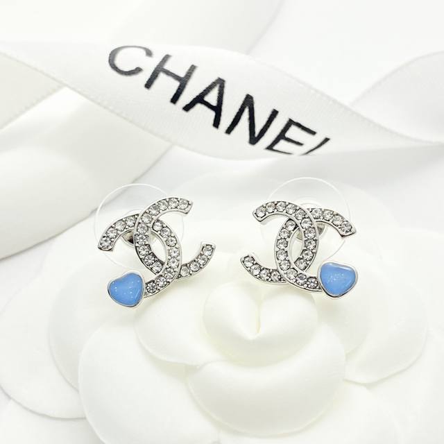 Chanel vintage necklace. Chanel's styles really need no introduction. Each one i