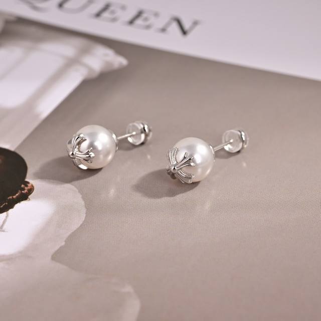 Celine necklace has always been a benchmark in the world of simple fashion. The