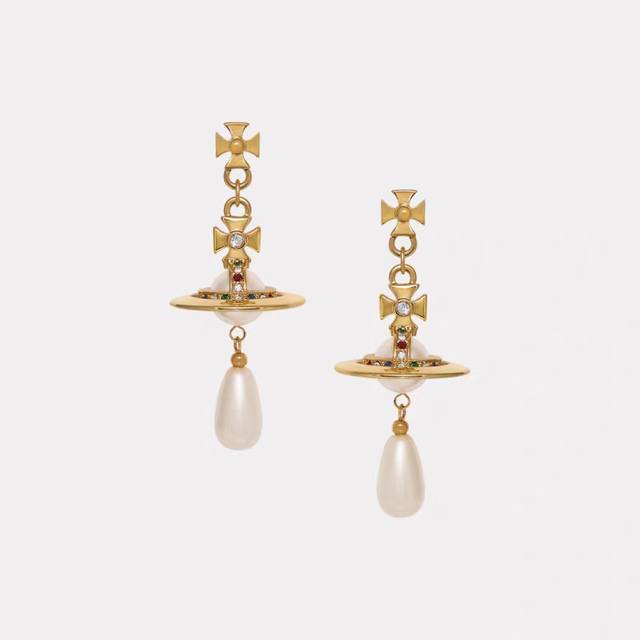 Celine earrings have always been the benchmark of simple fashion. The bold desig