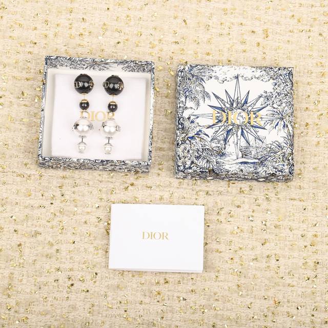 The Lv Dimension pendant is inspired by the Lv Dimension belt buckle, with the i