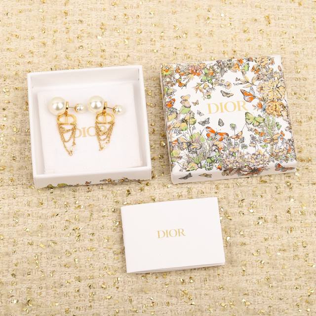 The Lv Chocolate Bar pendant is engraved with Lv letters and Monogram flowers in