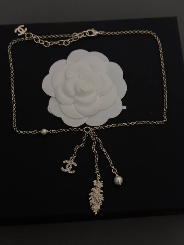 Celine chain tassel letter earrings Celine has become a popular element that con