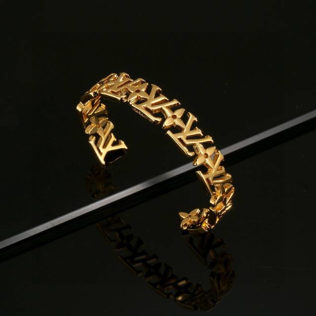 C610 Chanel style ribbon bow earrings. The bow design is classic and versatile.