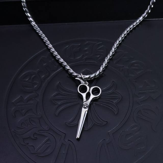 A5169 Exclusive designer gold compass necklace. A vintage high-end style. A time