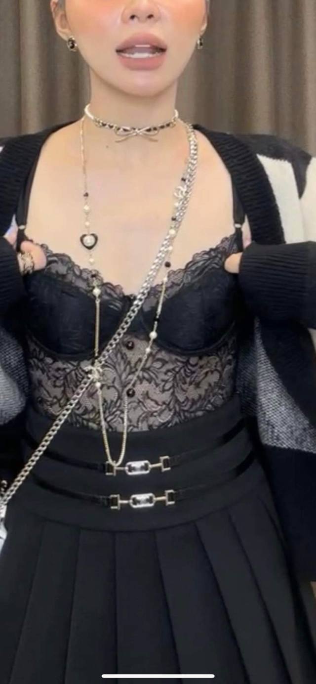 Dior bracelet necklace is exquisite and elegant. The gold-finished metal chain i