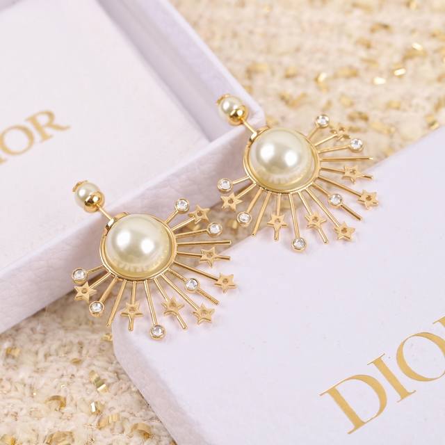 High quality details as shown in the picture 23A double C star pearl necklace Th