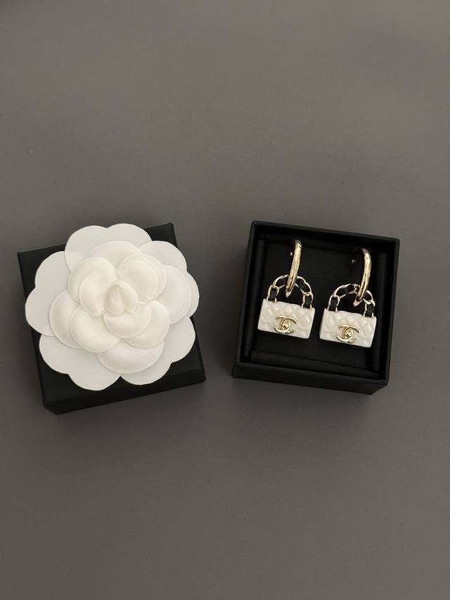 No. Xed0181 Chanel small twisted pearl earrings, high-end quality, the same mate