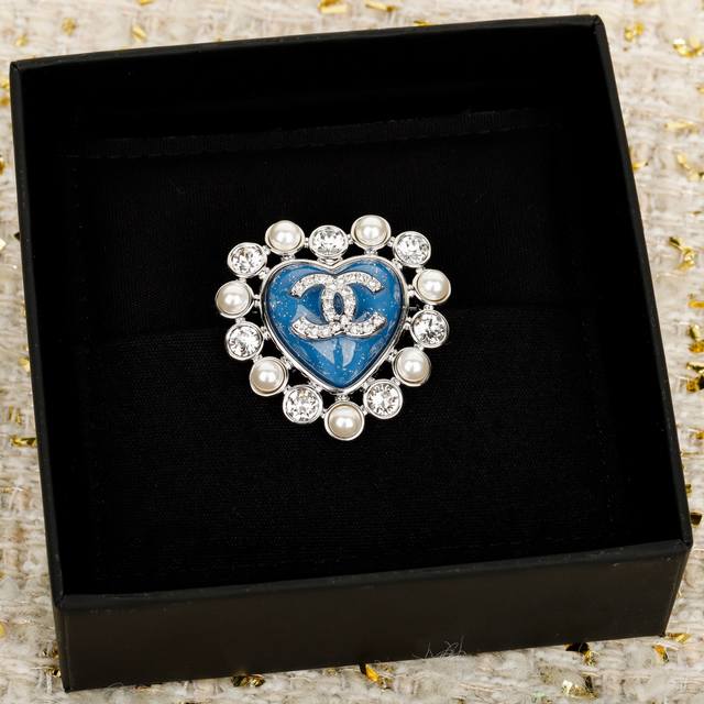 No. Xed0518 Chanel goose double C earrings with diamond and polished sides