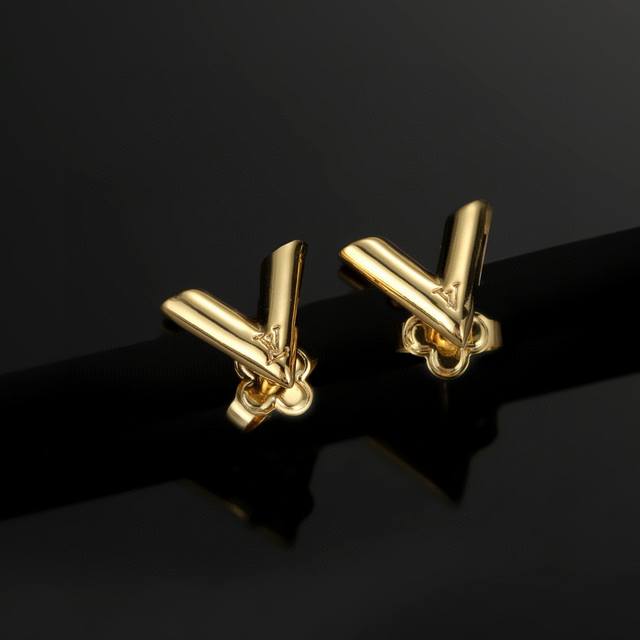 Messika earrings, single diamond earrings, sliding asymmetrical earrings, Paris,