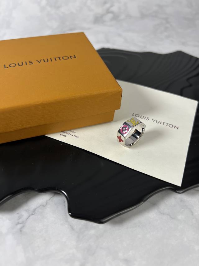 Ch*Nel latest white heart earrings consistent with Zp material