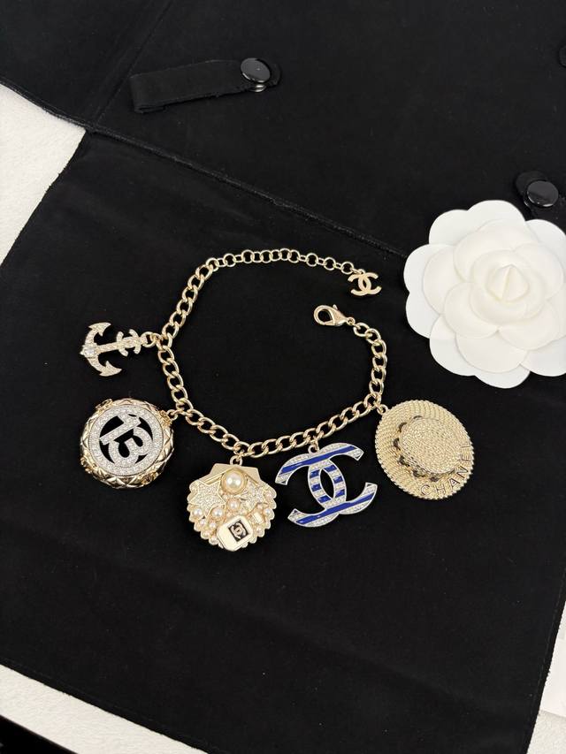 Code A320 Xiangjia's new brooch, hot-selling model, new arrival Synchronous coun