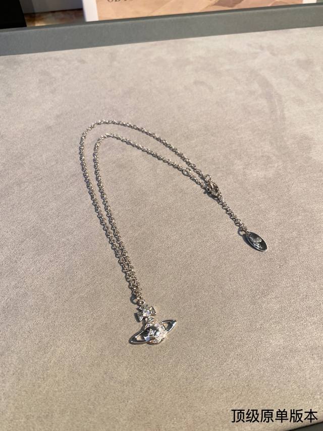 No. Xxl0834 A must-have for sweet and cool girls Chanel black pearl black and wh