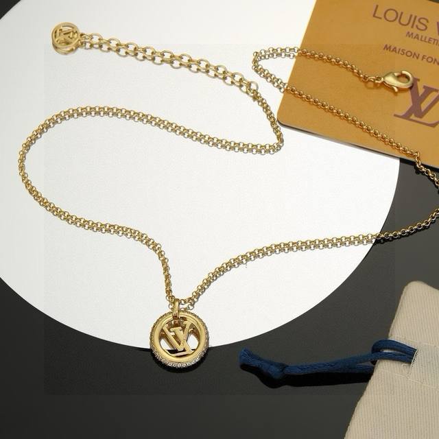 The new Petit Louis necklace from Lv by Donkey is a necklace with a delicate cha