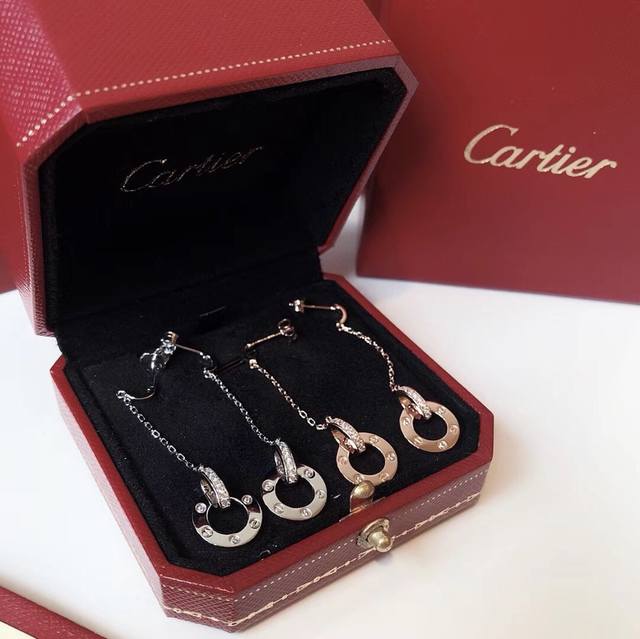 Chanel's new earrings are elegant and refined. The oil-drop carving is very face