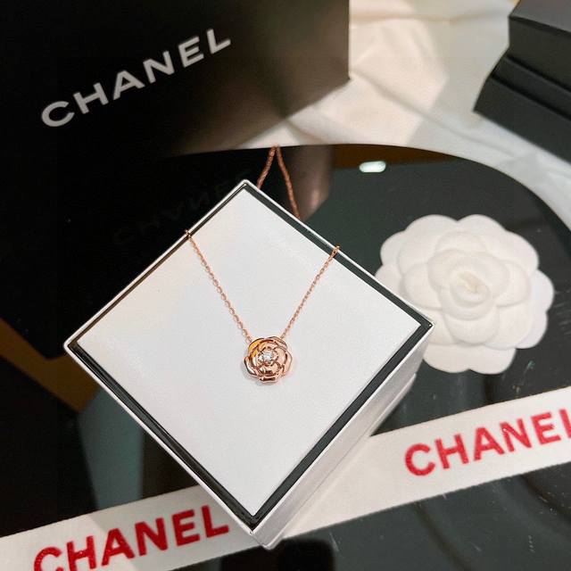 Chanel The latest models are released simultaneously at the counters. Chanel ear