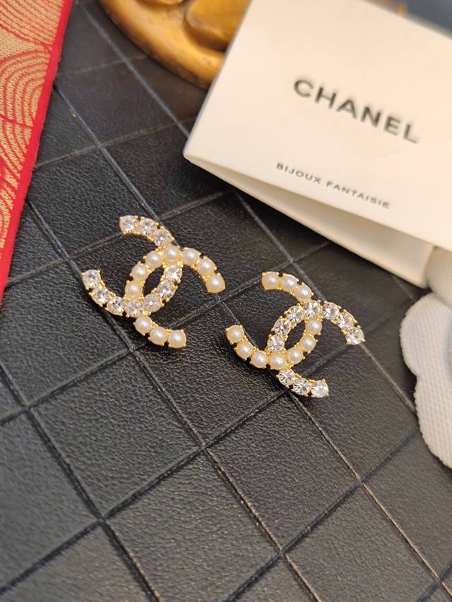 High-quality details as shown in the picture. The minimalist square letter earri
