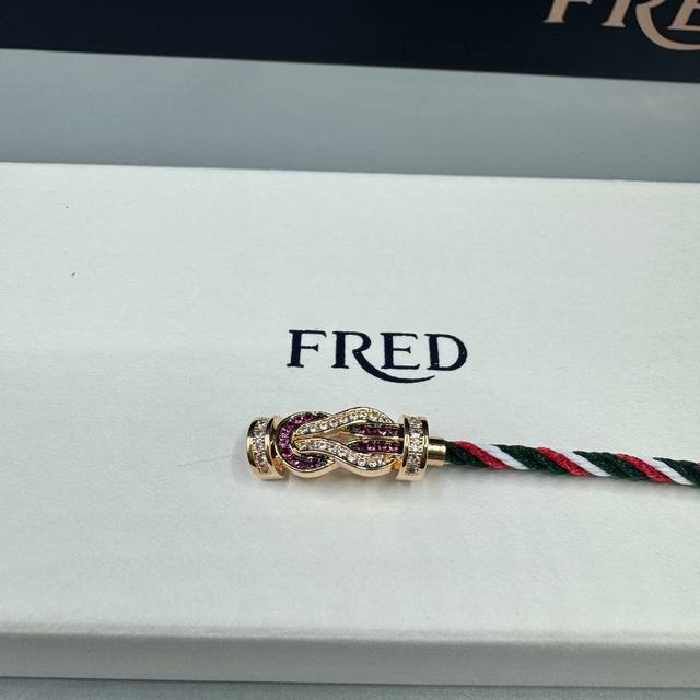 Lv bracelet Full diamond bracelet personality brings a fashionable and interesti