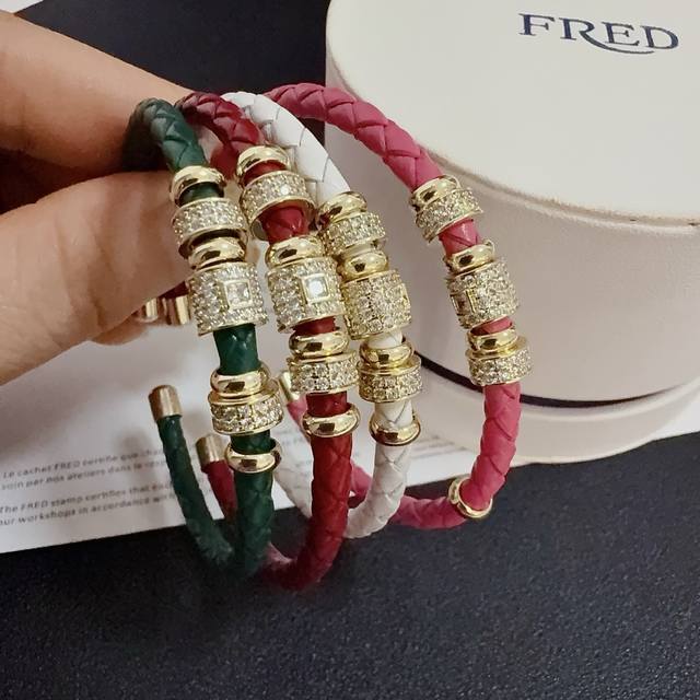 Lv bracelet lock bracelet is coming A very delicate lock shape necklace and earr