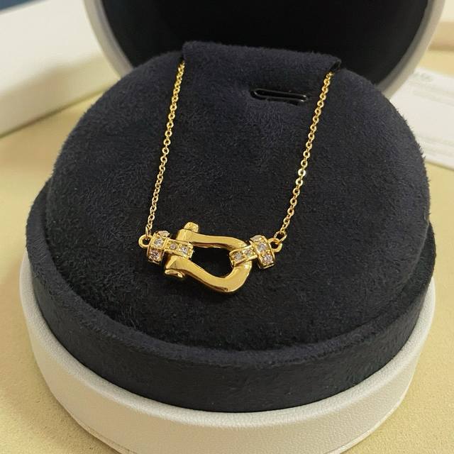 Lv bracelet leather bracelet Louis Vuitton This women's bracelet is decorated wi