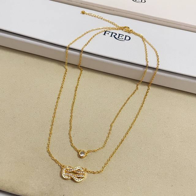 Petit Louis bracelet cleverly connects classic elements such as Monogram flowers
