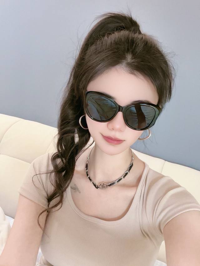 Chanel large frame sunglasses. Classic round frame design, suitable for all face