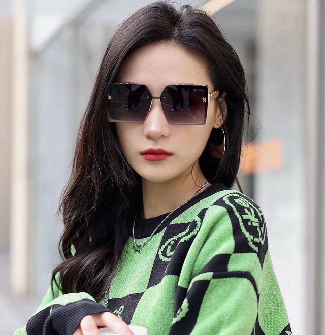 Gucci co-branded limited edition Classic square frame design, suitable for all f