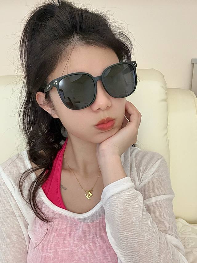 Super cool Gucci new sunglasses with unique charm and avant-garde style to inter